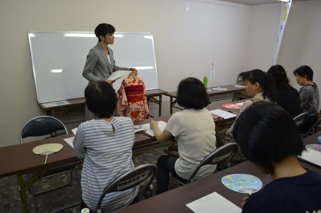 【第13回】伊勢やまだ大学特別講座　「日本女性の美しい所作講座」が開催されました。写真1