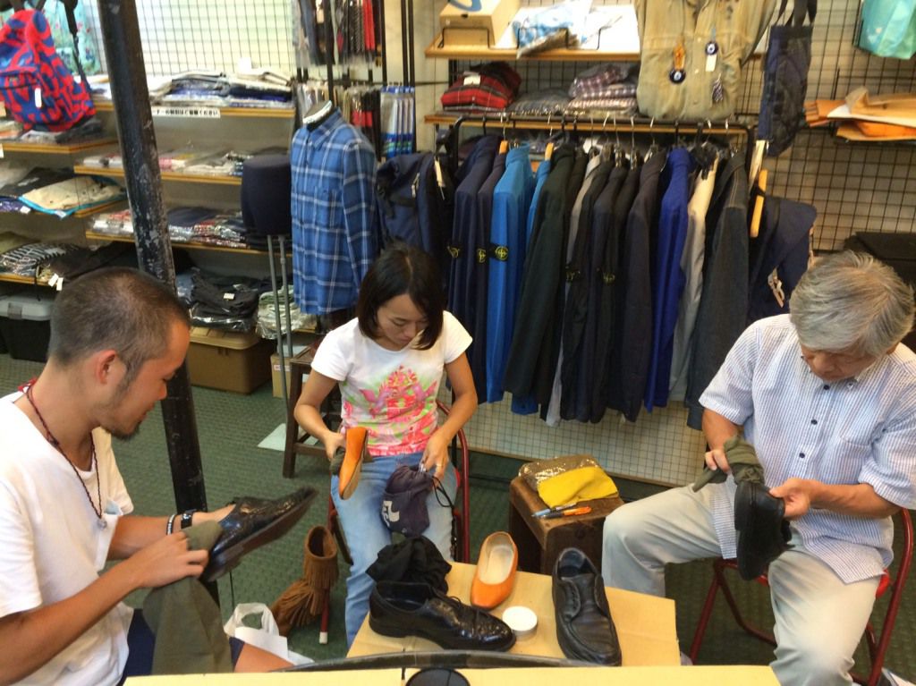 第4回お店ゼミ　イスズ洋行イクシーズの「革靴のお手入れと磨き方」が開催されました。写真1