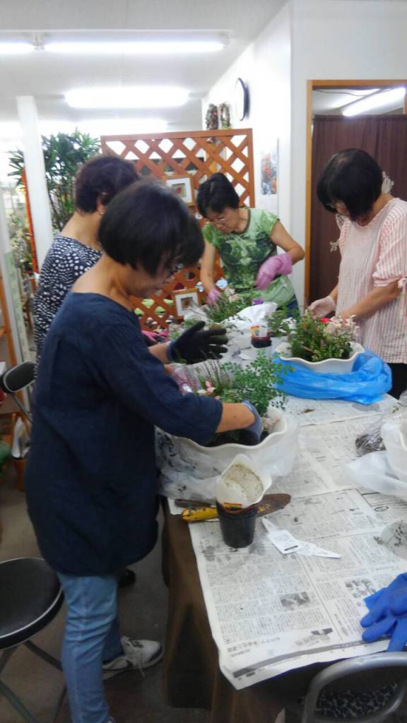 第4回お店ゼミ　㈲天野園芸の「花づくりの基礎を学ぶ寄せ植え講座」が開催されました。写真2